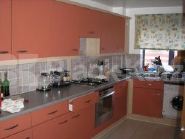 			PRIVATE ALLOCATED CAR PARK SPACE!, 1 Bedroom, 1 bath, 1 reception Flat			 Tollington Way, HOLLOWAY